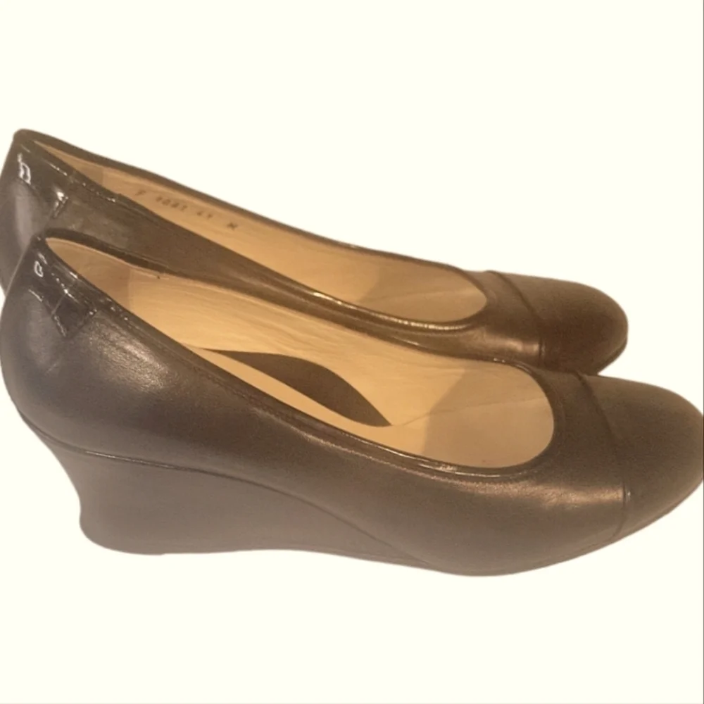 Taryn Rose Women's Black Rounded Toe Wedge heels Patent Leather Pumps